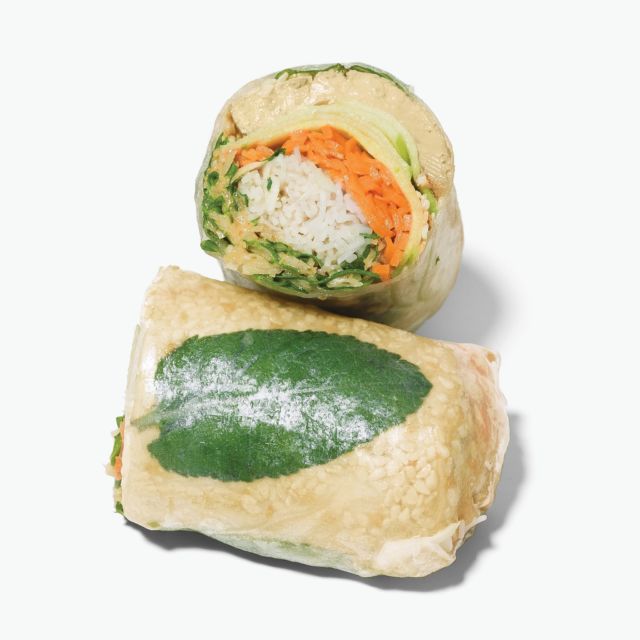 Our Satay Tofu rice paper roll has a bright new face : It comes with pickled carrots, green apple, lemon leaves, sesame seeds and our creamy satay sauce. Our vegan rice paper roll, full of flavours ! Whether you are vegan or not, try it 🫰🏻!