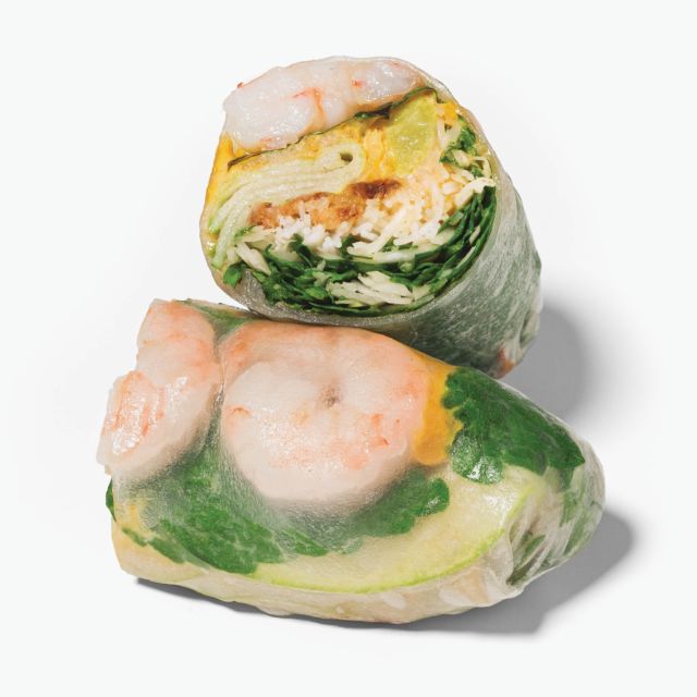 Bold change on our menu : the Prawn Rice Paper Roll makes its come back after years ! We worked on new flavours, and it goes like this : Sautéed prawns, green apple, pineapple, fresh lemon leaves, fried onions and a very new curry mayonnaise to bring a nice kick to it ! Perfect match with our lemongrass sauce. Out today !