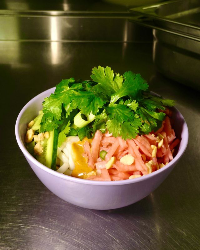 New Seasonal Special : the Fresh Udon Salad. Cold udon topped with satay sauce, pickled radish, fresh cucumbers, chopped iceberg, crushed peanuts, spring onions and loads of fresh coriander. Vegan, fresh and crunchy ! Enjoy your weekend folks !
